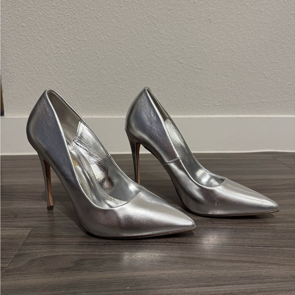 Miss Lola Shoes - Metallic silver pointed toe pumps